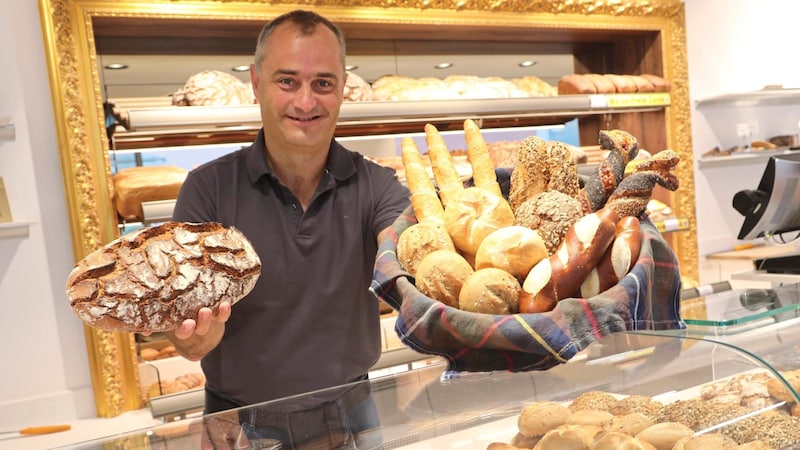 Martin Wienerroither mit frischem Gebäck. (Bild: Rojsek-Wiedergut Uta/Wiedergut-Rojsek)