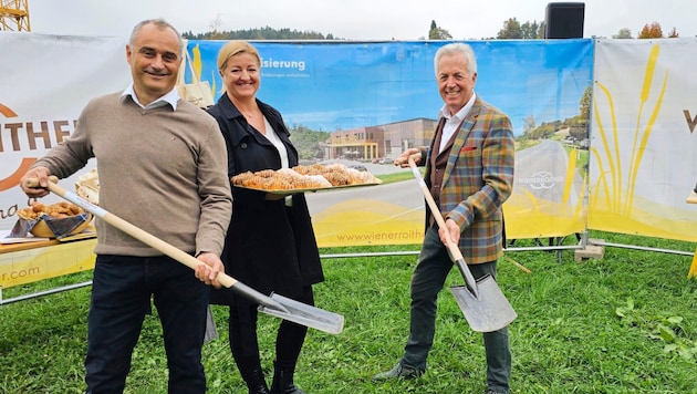 Martin Wienerroither and Mayor Herbert Gaggl at the ground-breaking ceremony. (Bild: Tragner Christian)