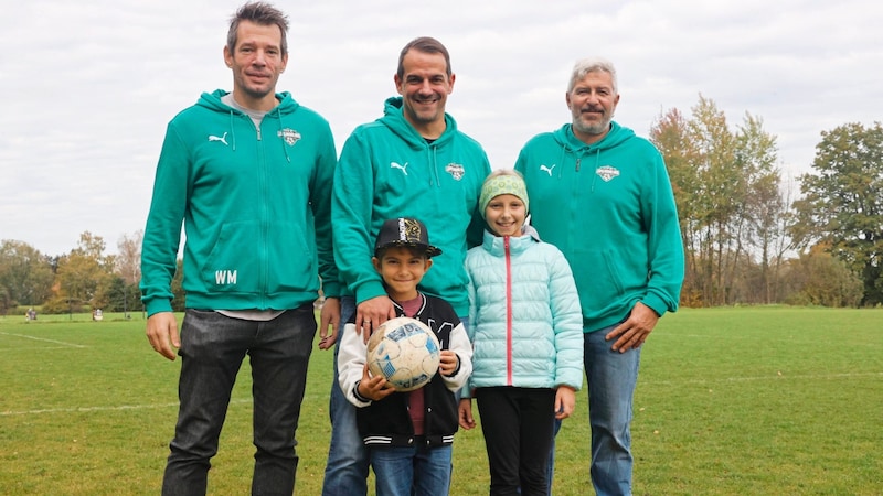 Lepi-Moos- Obmann Wolfgang Mayer, Bambini-Trainer Manuel Mick mit David und Hanna sowie Trainer Reinhard Rennert (v.li.). (Bild: Markus Tschepp)