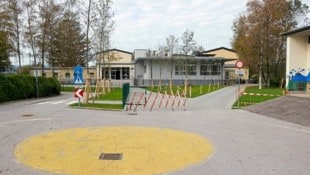 Stein des Anstoßes: Der neugestaltete Platz vor der Volksschule Salzburg-Leopoldskron (Bild: Markus Tschepp)