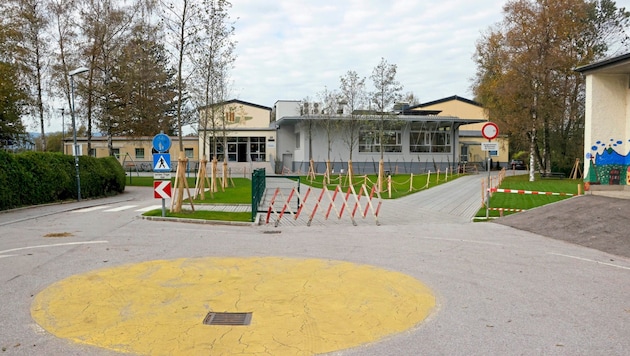 Stein des Anstoßes: Der neugestaltete Platz vor der Volksschule Salzburg-Leopoldskron (Bild: Markus Tschepp)