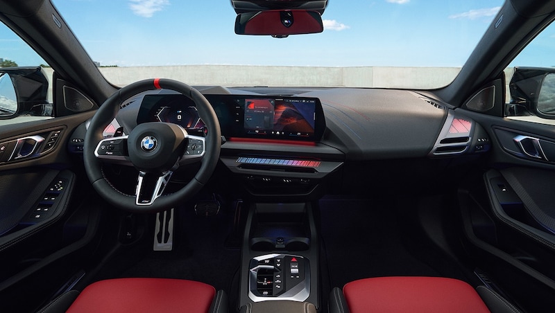 iDrive controller out, curved display in - the cockpit is completely new. (Bild: BMW)