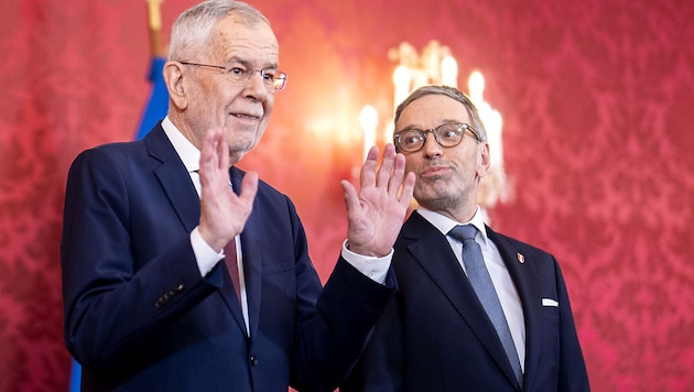 Bisher wollte Alexander Van der Bellen Herbert Kickl nicht den Regierungsbildungsauftrag erteilen – bleibt ihm jetzt keine Wahl mehr? (Bild: APA/Georg Hochmuth)