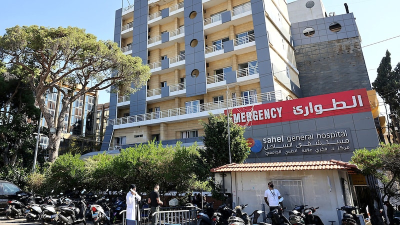 The management of the Al Sahel Clinic fears that the security of the healthcare facility may now be threatened because of the suspected Hezbollah bunker. (Bild: APA/AFP/Anwar AMRO)