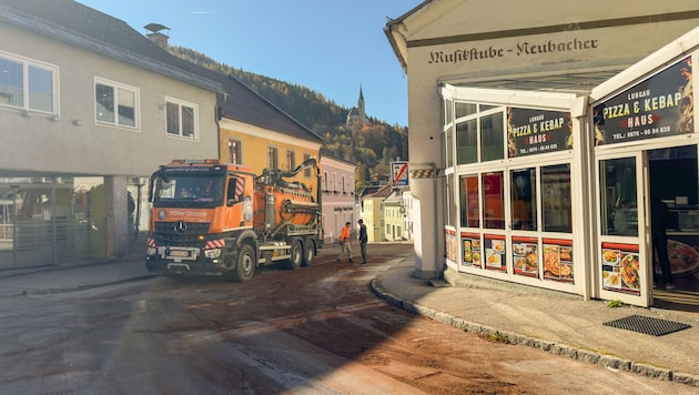 Das Öl musste gebunden werden (Bild: Landesfeuerwehrverband Salzburg – Bezirk Lungau)