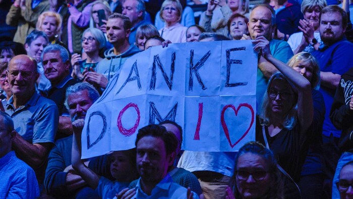 Die Tennis-Fans nehmen Abschied.