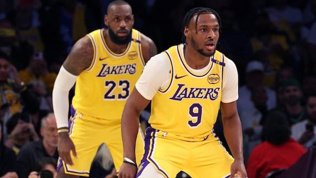 LeBron James (l.) and his son Bronny James (Bild: APA/Getty Images via AFP/GETTY IMAGES/Harry How)