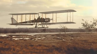 „Meilenstein der frühen Luftfahrt: Gebrüder Wright erzielen Flugerfolg“ lautet die Beschreibung dieses mittels KI generierten Fotos, das über Adobes Bilder-Marktplatz erhältlich ist. (Bild: stock.adobe.com/john (KI-generiert))