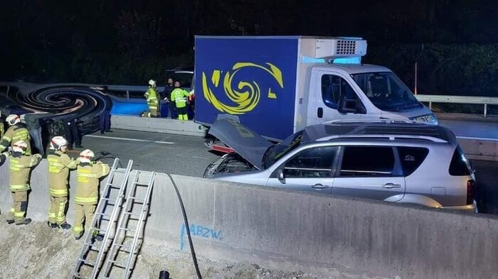 Kleintransporter versetzte die Betonmittelwand und blockierte die Fahrspuren.