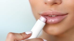 Kein einziger Lippenpflegestift lässt sich zumindest fast vollständig aufbrauchen. Damit erfüllte keines der Testprodukte die Richtlinien des Österreichischen Umweltzeichens. (Bild: stock.adobe.com/puhhha - stock.adobe.com)