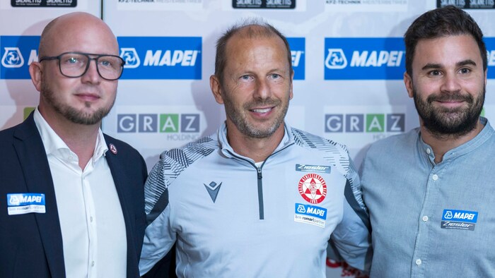 GAK-Obmann Rene Ziesler (li.) und Sportchef Didi Elsneg (re.) freuen sich über den neuen Coach.