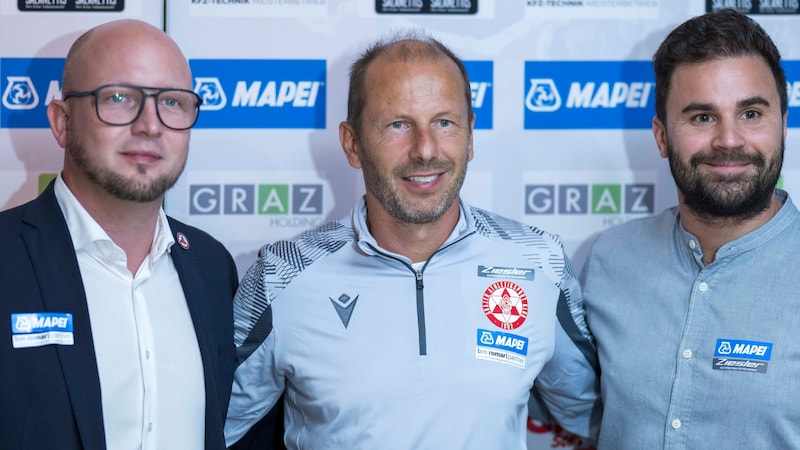 GAK-Obmann Rene Ziesler (li.) und Sportchef Didi Elsneg (re.) freuen sich über den neuen Coach. (Bild: GEPA pictures)