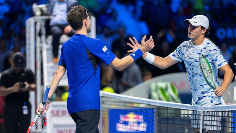 Fairer Verlierer: Dominic Thiem (l.) beim Handshake mit Luciano Darderi (Bild: APA/GEORG HOCHMUTH)