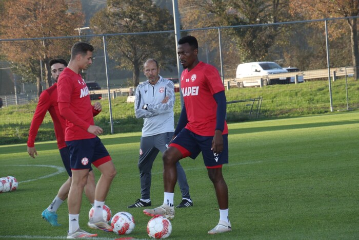 Der neue Trainer schaute im ersten Training gleich ganz genau hin.