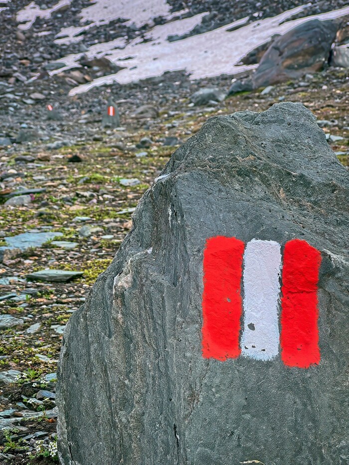 64.000 Kilometer umfasst das Wanderwegenetz in Österreich, das oft rot-weiß-rot markiert ist.