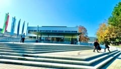 Vor dem Hauptgebäude der AAU wird am Donnerstag demonstriert