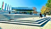Vor dem Hauptgebäude der AAU wird am Donnerstag demonstriert