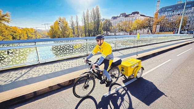 Viennese breakdown rider Michael Seiler with his ÖAMTC e-bike and trailer (Bild: Wallner Hannes)