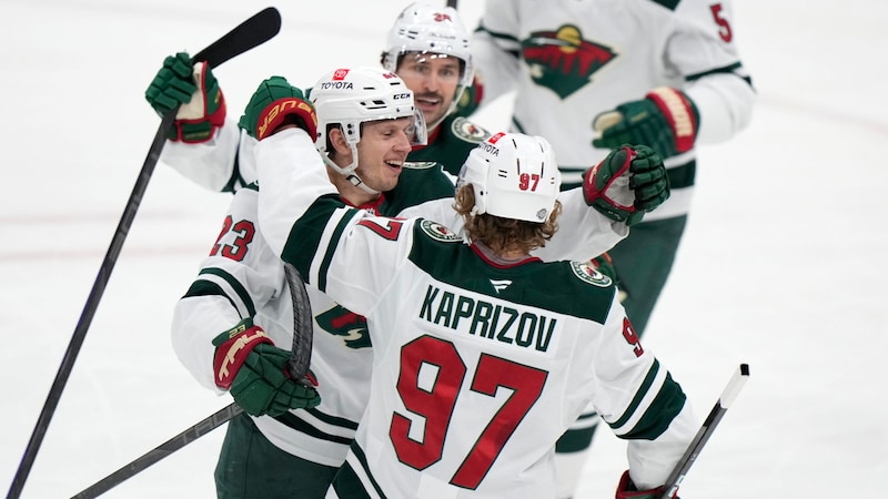 Marco Rossi celebrates with his team. (Bild: Copyright 2024 The Associated Press. All rights reserved)