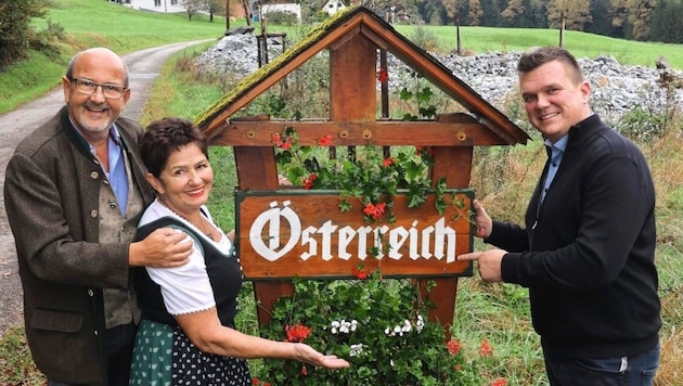 Popular photo motif on National Day in beautiful Styria: the wooden town sign. Rudi Pöschl, Ilse Pötscher and Thomas Gschier (from left to right) (Bild: Jauschowetz Christian/Christian Jauschowetz)