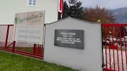 Lokalaugenschein bei der Türk-Kaserne: Die österreichische Fahne weht auf halbmast.