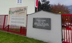 Lokalaugenschein bei der Türk-Kaserne: Die österreichische Fahne weht auf halbmast.
