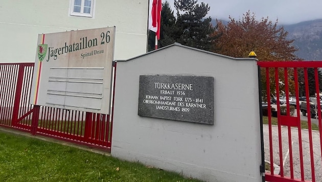 Local inspection at the Türk barracks: the Austrian flag flies at half-mast. (Bild: Elisa Aschbacher)