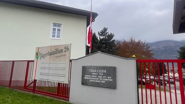 Local inspection at the Türk barracks: the Austrian flag flies at half-mast. (Bild: Elisa Aschbacher)