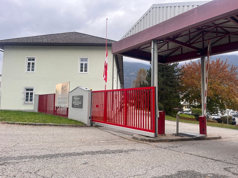 The flag at the Türk barracks in Spittal an der Drau flies at half-mast after the death drama. (Bild: Elisa Aschbacher)