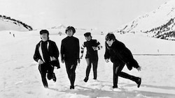 Vier Pilzköpfe in der österreichischen Schnee-Idylle: Im März 1965 kamen die Beatles für die Dreharbeiten zum Kinofilm „Help!“ nach Obertauern.  (Bild: picturedesk.com/Pop / TopFoto / picturedesk.com)