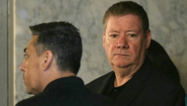 Geoff Payne wants to know what happened to his son. (Bild: APA Pool/AFP/JUAN MABROMATA)