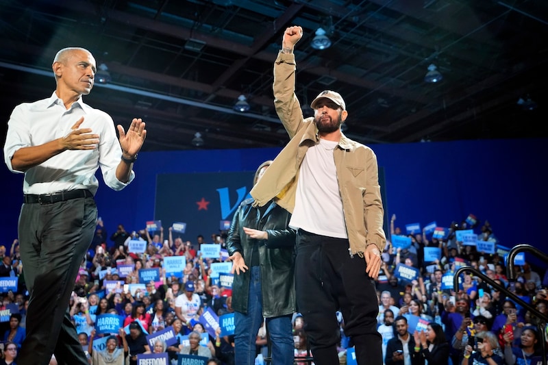 Obama mit Eminem (Bild: AP)