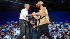 Barack Obama in Detroit – er war dort nicht alleine auf der Bühne. Rapper Eminem unterstützte ihn (siehe Video oben). Da ließ sich Obama um einen Auszug seiner Rapkünste nicht lumpen. (Bild: AP)