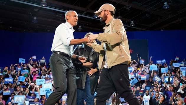 Barack Obama in Detroit - he was not alone on stage there. Rapper Eminem supported him (see video above). Obama didn't miss out on an excerpt of his rap skills. (Bild: AP)