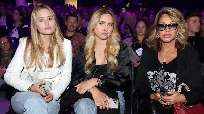 Carmen Geiss with her daughters Davina (left) and Shania (center) (Bild: picturedesk.com/gbrci / Action Press )