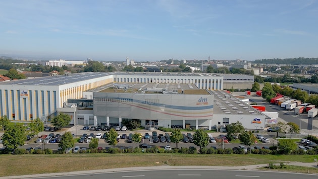 Das Verteilzentrum in Enns gerät an die Grenzen seiner Leistungsfähigkeit. Deshalb hat sich dm nach einem weiteren Standort umgeschaut. (Bild: dm/Aglassinger)