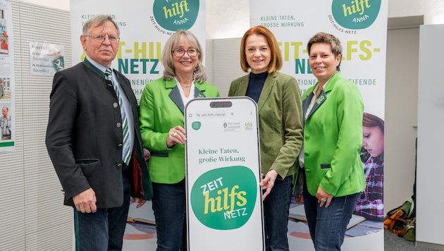 Presentation of the new app (from left): Leopold Neuhold (Professor of Ethics), Sandra Höbel (Managing Director of Land Development Styria), Provincial Councillor Simone Schmiedtbauer (ÖVP) and Tanja Venier (Project Manager Land Development Styria). (Bild: Land Steiermark/Binder)