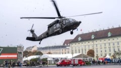 Ein S70 „Black Hawk“ landet auf dem Heldenplatz in Wien. (Bild: APA/GEORG HOCHMUTH)