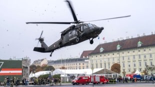 Ein S70 „Black Hawk“ landet auf dem Heldenplatz in Wien. (Bild: APA/GEORG HOCHMUTH)