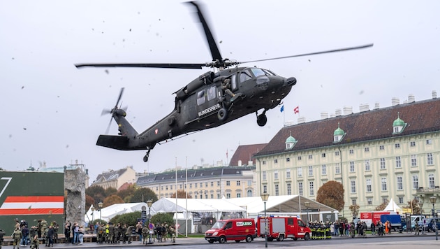 Ein S70 „Black Hawk“ landet auf dem Heldenplatz in Wien. (Bild: APA/GEORG HOCHMUTH)