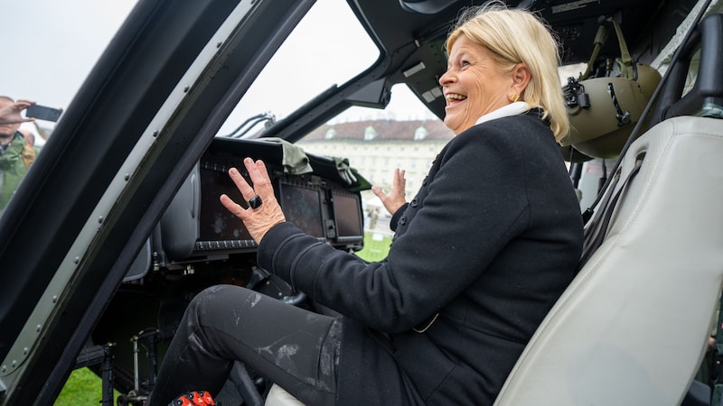 Verteidigungsministerin Klaudia Tanner (ÖVP) im „Lion“-Hubschrauber (Bild: APA/GEORG HOCHMUTH)