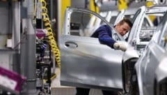 Die Autoindustrie hat derzeit mit verschiedenen Schwierigkeiten zu kämpfen. (Bild: EPA)