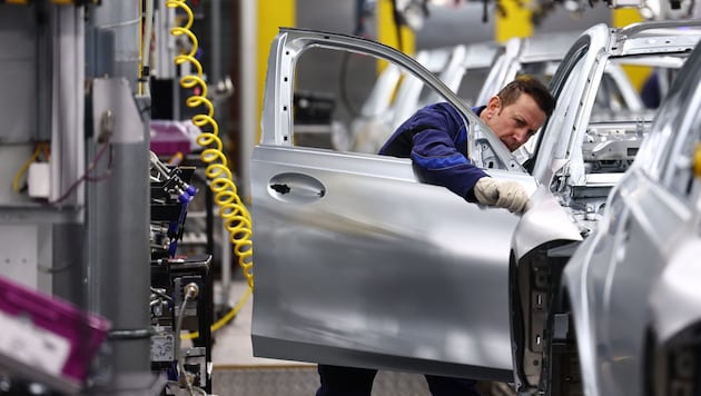 Die Autoindustrie hat derzeit mit verschiedenen Schwierigkeiten zu kämpfen. (Bild: EPA)