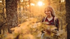 Es wird immer bunter! Klare Luft, weiches Licht, eine farbenfrohe Landschaft. Es riecht nach Kastanien, Eicheln, Pilzen und Moos. Der Wald, ein Fest für die Sinne. (Bild: Getty Images)