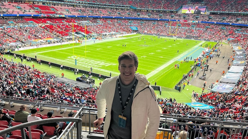 Krone.at-Reporter Anatol Szadeczky im Wembley Stadium (Bild: Krone.at)