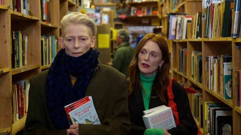 Bei einer Signiersstunde in einer Buchhandlung erfährt Ingrid (Julianne Moore re.) von Marthas (Tilda Swinton) unheilbarer Krankheit.  (Bild: Filmladen)