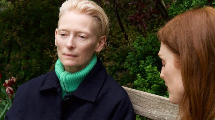 Martha (Tilda Swinton) möchte ihrem Leben mit einer Pille ein Ende setzen.