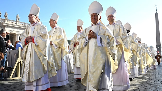 Papst Franziskus setzt den Rotstift an und kürzt die Gehälter der Kardinäle. (Bild: AFP/Andreas Solaro)