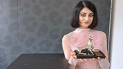 Kurdwin Ayub mit ihrem Jurypreis in Locarno.