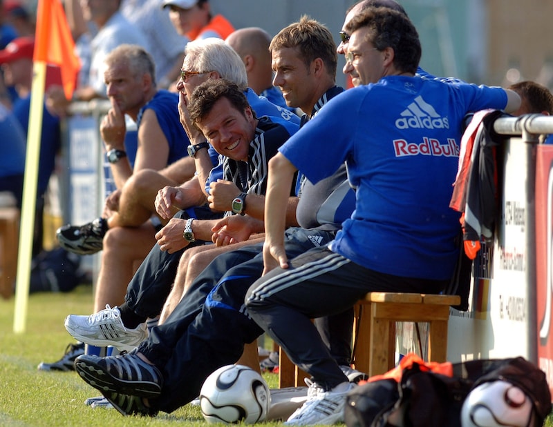 Hansi Flick sorgte auch auf der Salzburger Bank für gute Stimmung. (Bild: GEPA pictures)